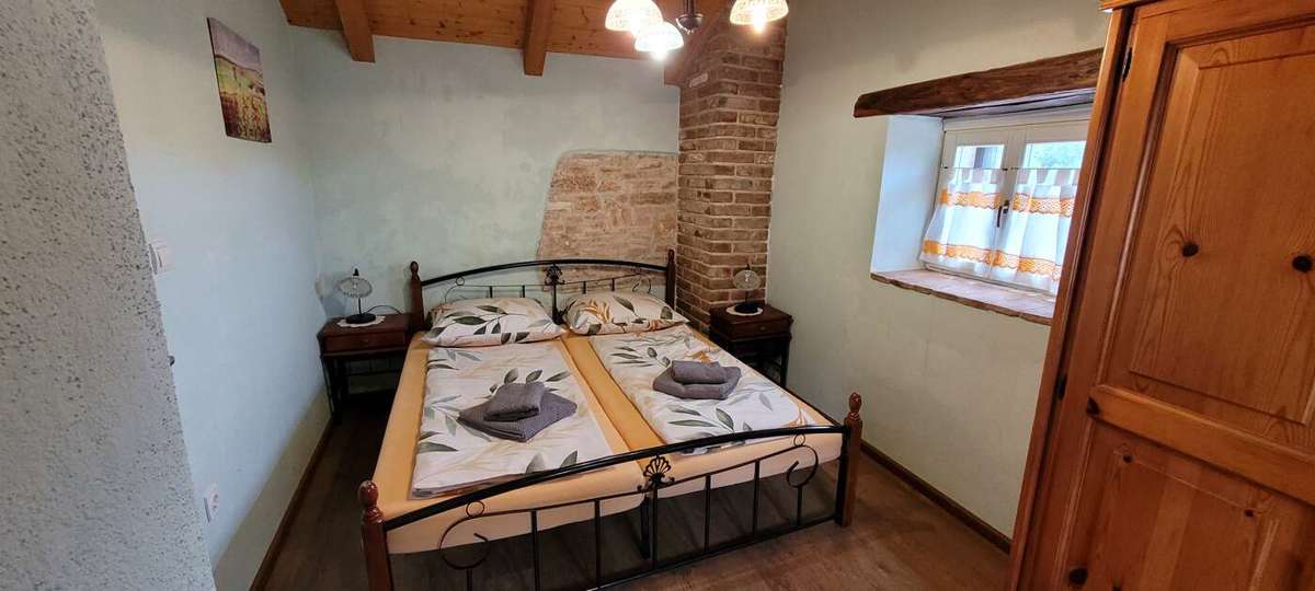 Posest z dvema kamnitima hišama in bazenom